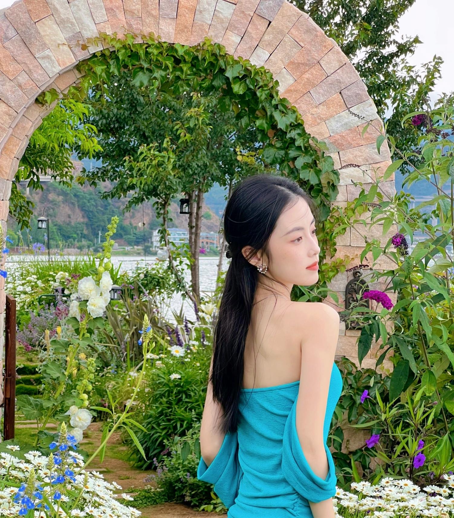 影视新星深大校花章乐韵身穿低胸露背装跌入花海中