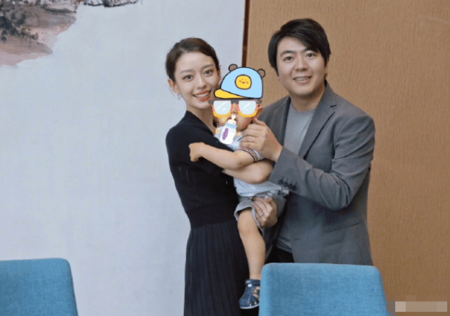 郎朗晒全家福庆生,1岁多儿子小听众正脸曝光,鼻子像爸嘴巴像妈_吉娜
