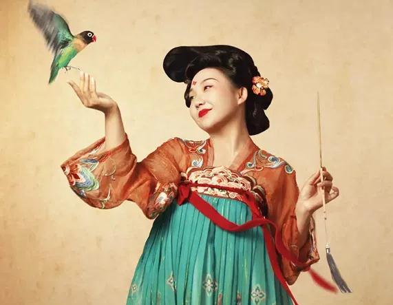 而她饰演的形象却和古代女子的形象差之千里,不仅没有纤细的身材,灵动