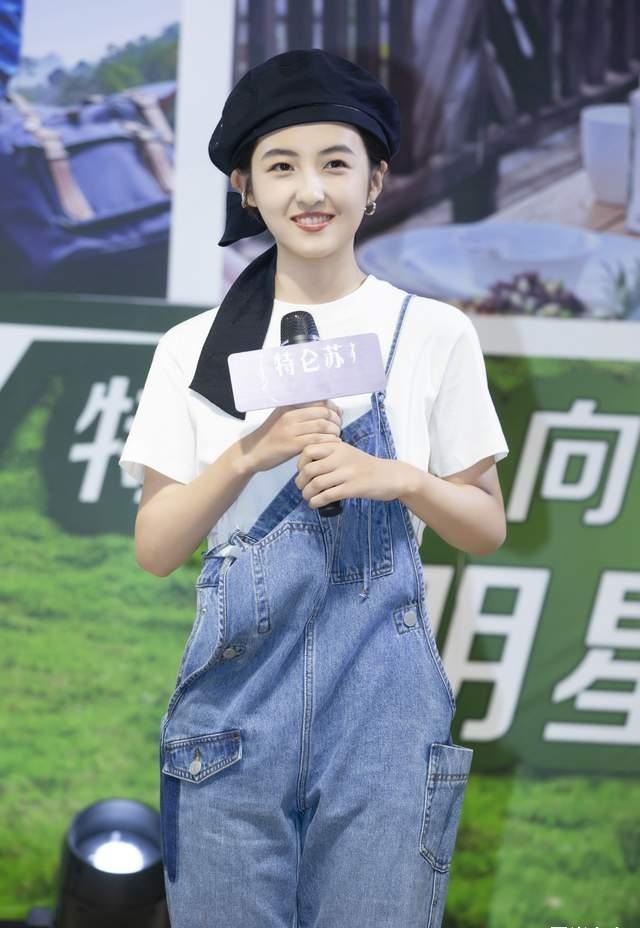 原创张子枫吴磊路透照张子枫剪短发穿泳衣太羞涩吴磊大秀健美身材