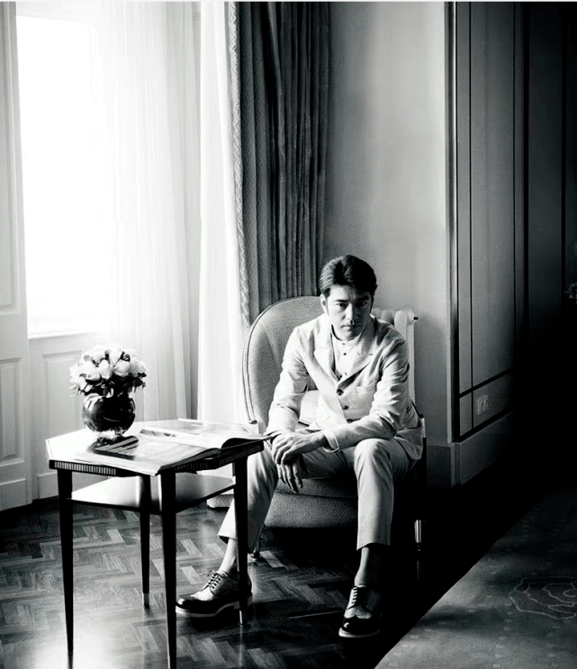 原创48岁金城武高调拍大片穿西装留胡子意外撞脸鲁迅荷尔蒙大爆棚