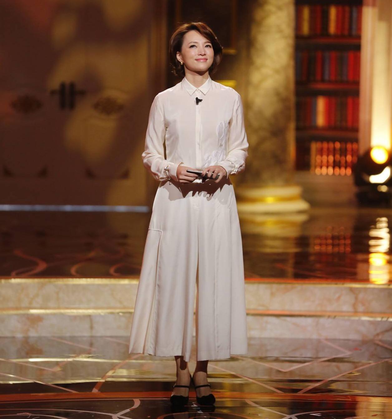 董卿在选择服装上对长度的要求还是比较严格的,她很少穿膝盖以上长度