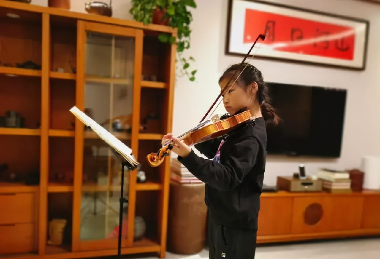 原创岳云鹏大女儿近照曝光气质神似老艺术家幸福四口之家羡煞旁人