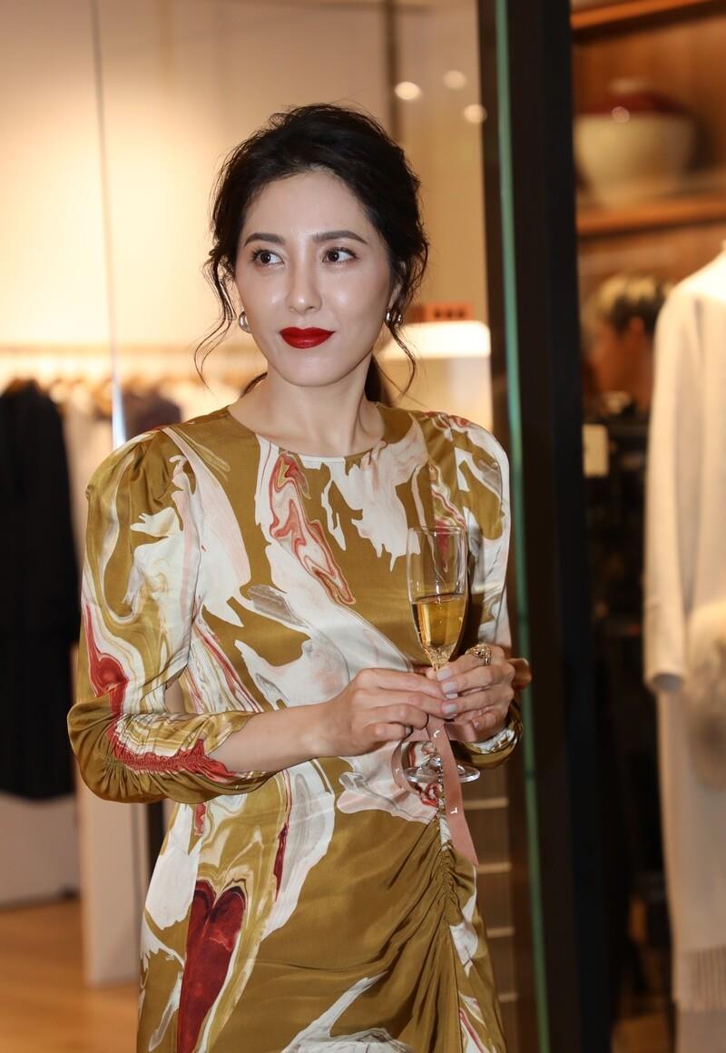 曾黎疑似新恋情曝光,曾黎挽男子胳膊溜达,两人举止亲昵_姐姐_祝福