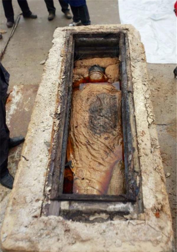 江苏出土600年前女尸,手戴绿宝石戒指,专家褪衣后:绝世佳人_古墓_棺材