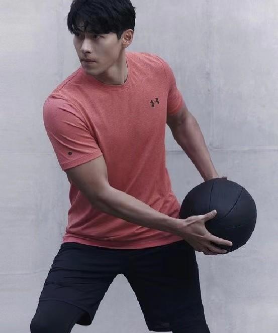 当初在《爱的迫降》中,玄彬穿着迷彩服展现的倒三角身材,到现在可是