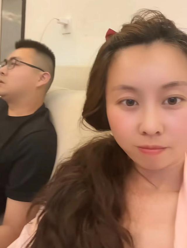 同时田静还奉上了一张夫妻两人的亲密同框照片,为自己的老公庆生.