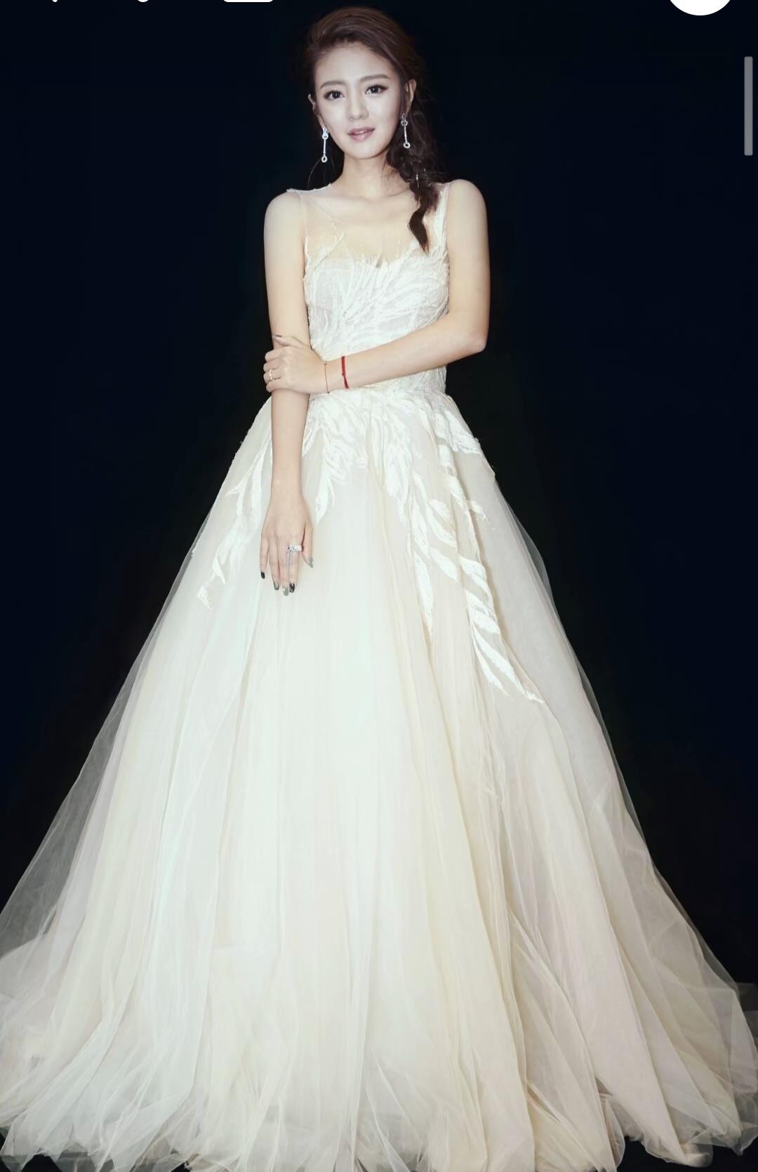 安以轩穿衣变优雅了,高颜值耳饰凹造型,迷人气质穿出来