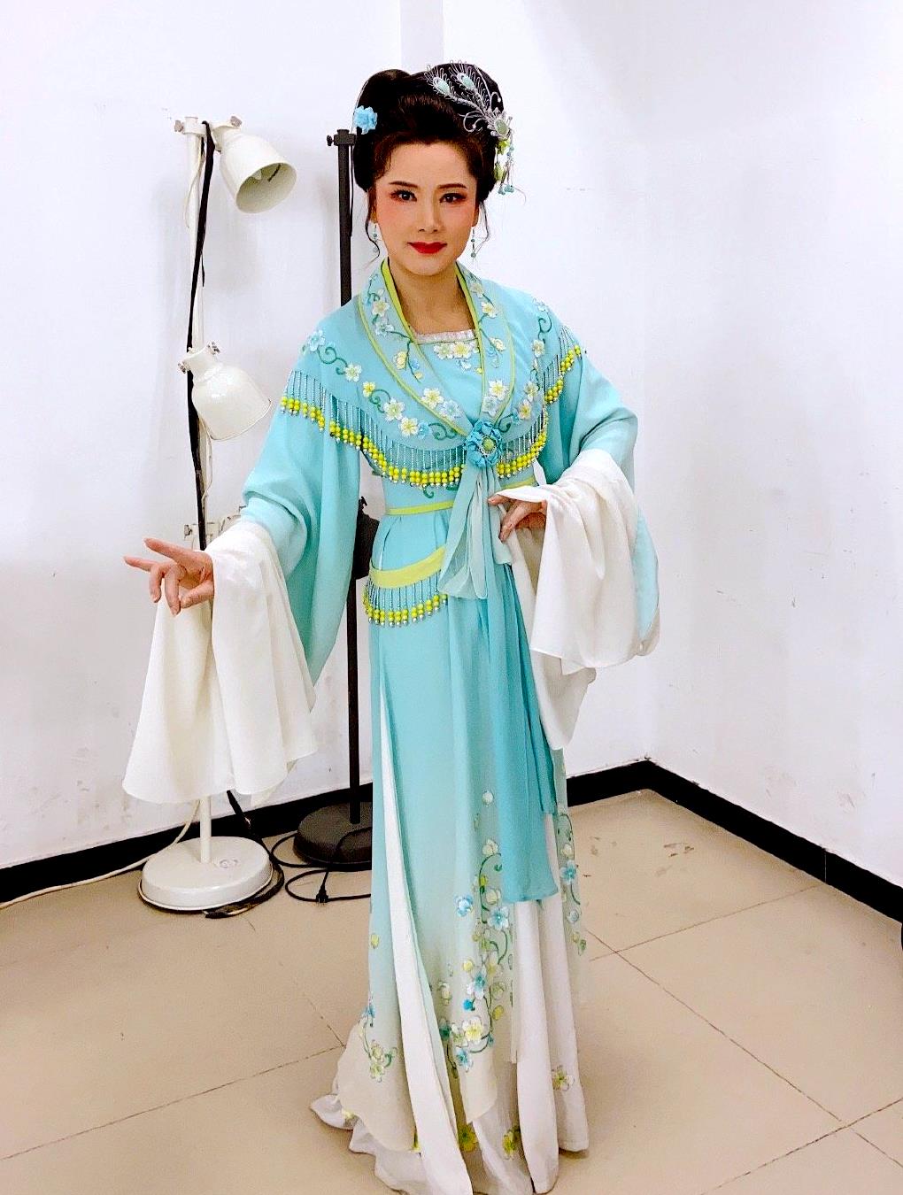 5月8日晚,优秀演员何赛飞在个人社交平台发文:"今天星期天休息,化妆
