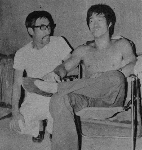 但当时的媒体却结合上次的事件,宣称这是李小龙的"公报私仇",还故意把