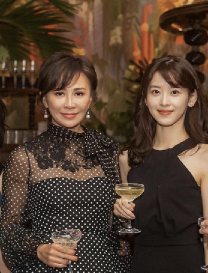 原创章子怡章泽天同框照曝光奶茶妹妹稳占c位气场强大