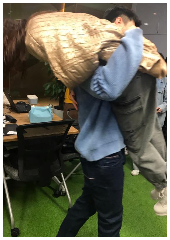 当看到她被"单肩扛"的那一刻,我承认我酸了_金汉_穿着_气质