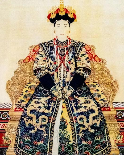 乾隆皇帝即位后,她母凭子归,地位高升,被尊为圣母皇太后.