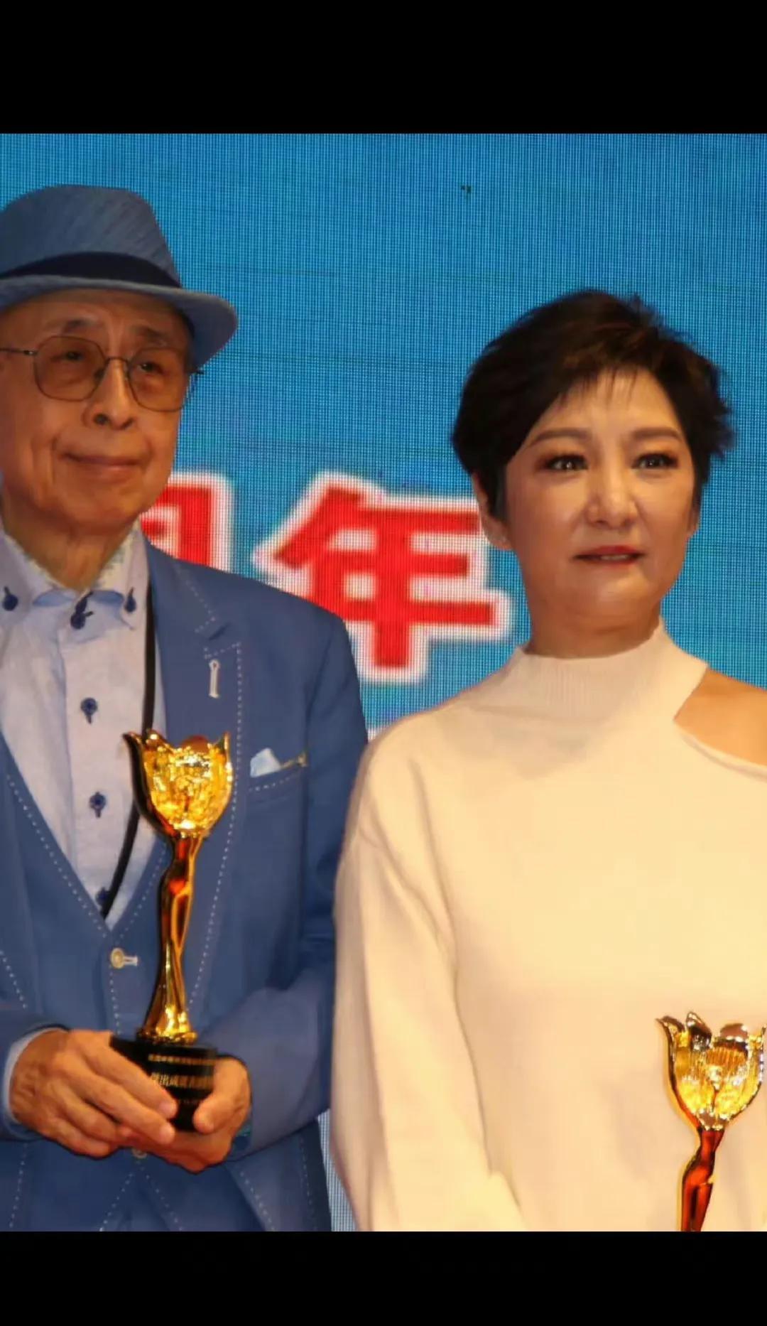 原创最美马夫人康敏雪梨56岁身材发福演技拿奖感动落泪