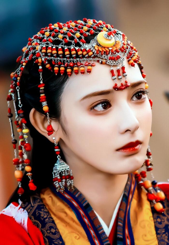 在剧中,彭小苒的小枫尤其以红色服饰为主,鲜艳的红色犹如她善良火热的