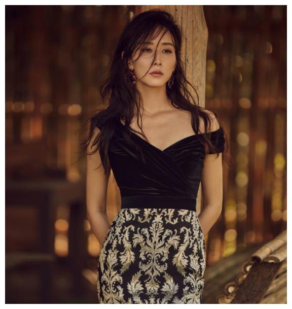 原创孙艺珍是吃了防腐剂吧吊带裙针织衫妩媚迷人依旧青春有活力