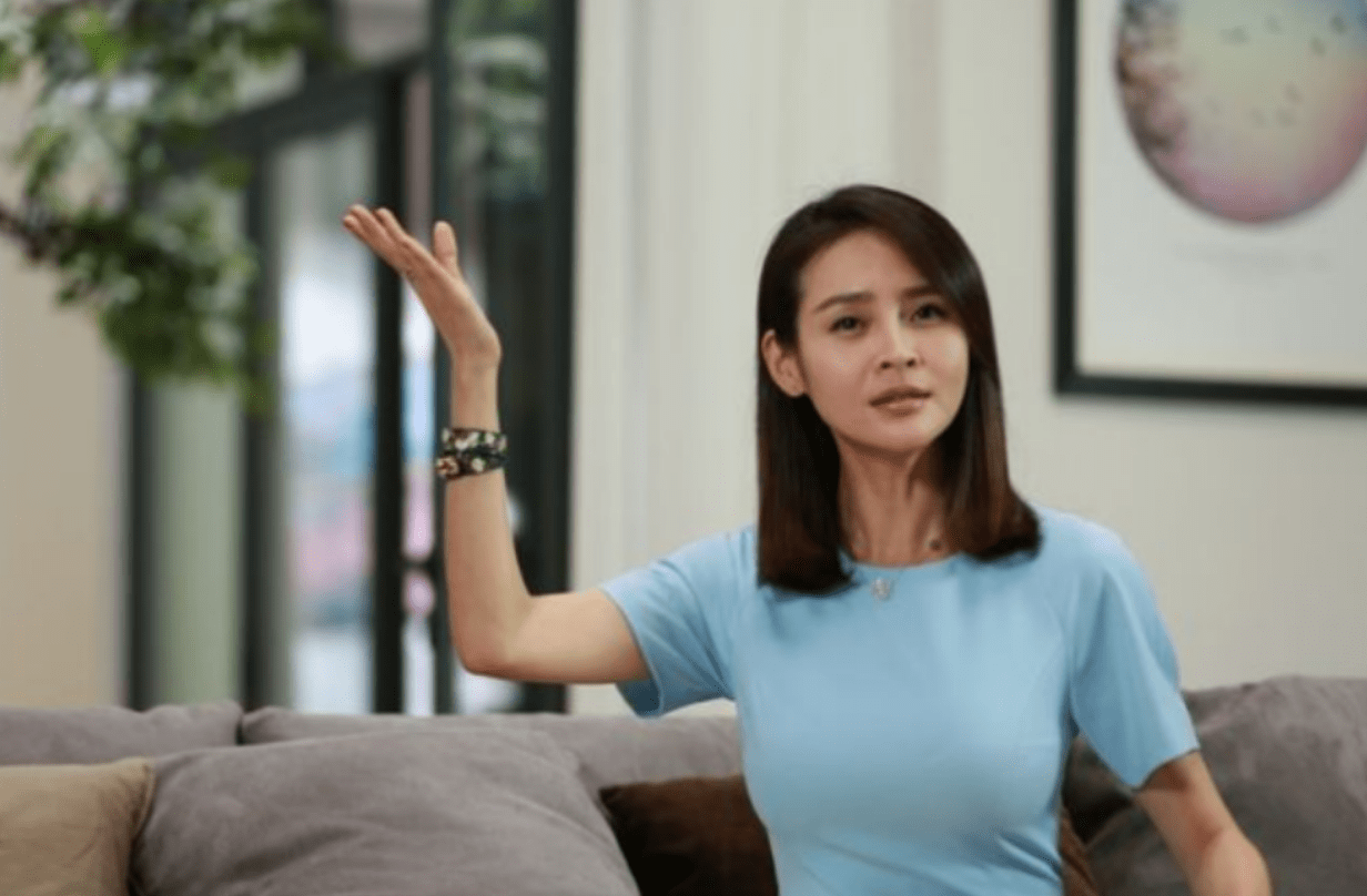 于明加:相亲嫁大7岁普通职员,婚后被宠成公主,一家四口很幸福_父亲