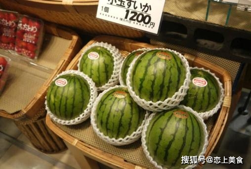 日本游客在街边买西瓜“遭拒”，老板很委屈：没见过这样买的！