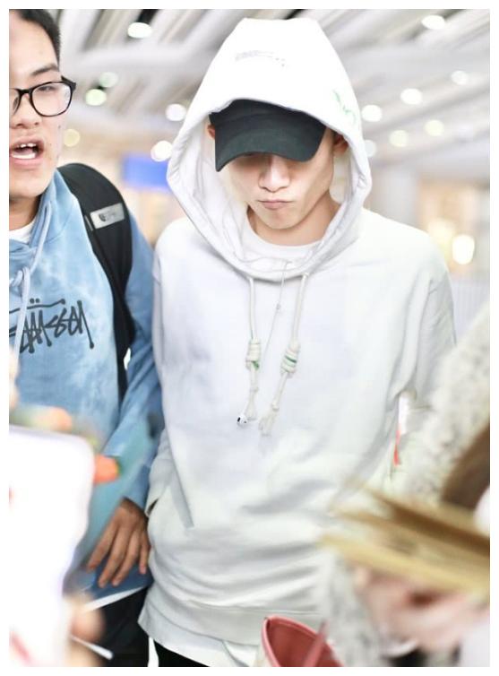 张一山穿白卫衣走机场,两帽子叠戴超帅气,身材太瘦惹人心疼_风衣_风格