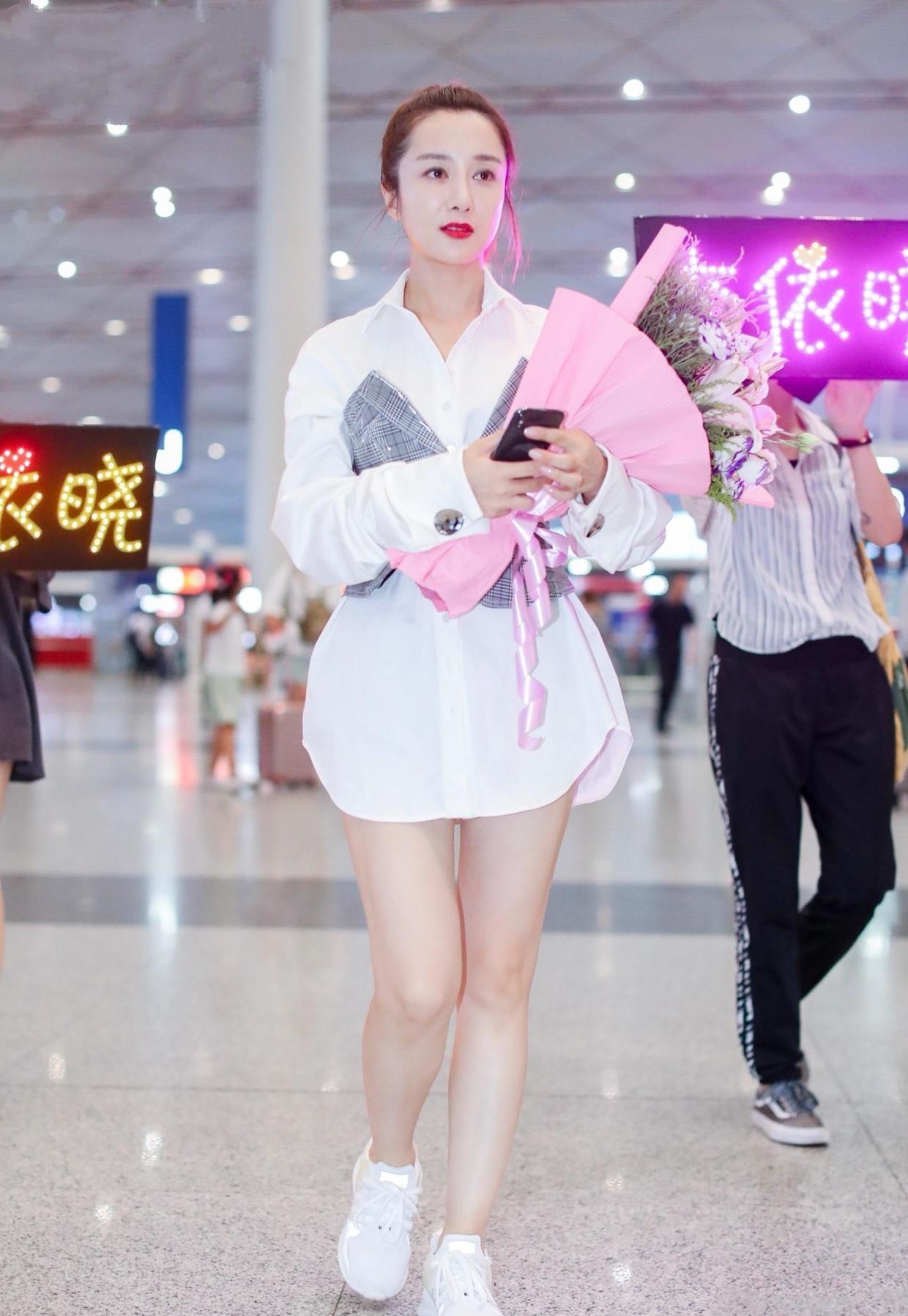 原创古装第一美人李依晓现代装也惊艳白衬衫配灰色腰封洋气精致