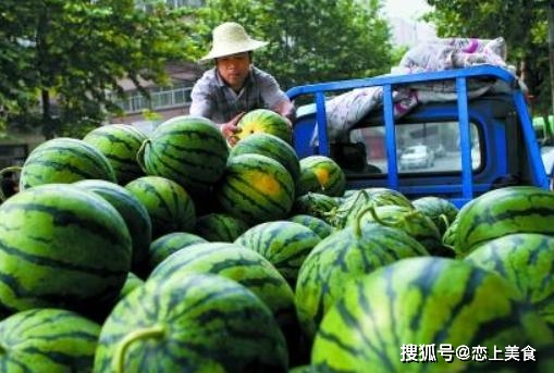 日本游客在街边买西瓜“遭拒”，老板很委屈：没见过这样买的！