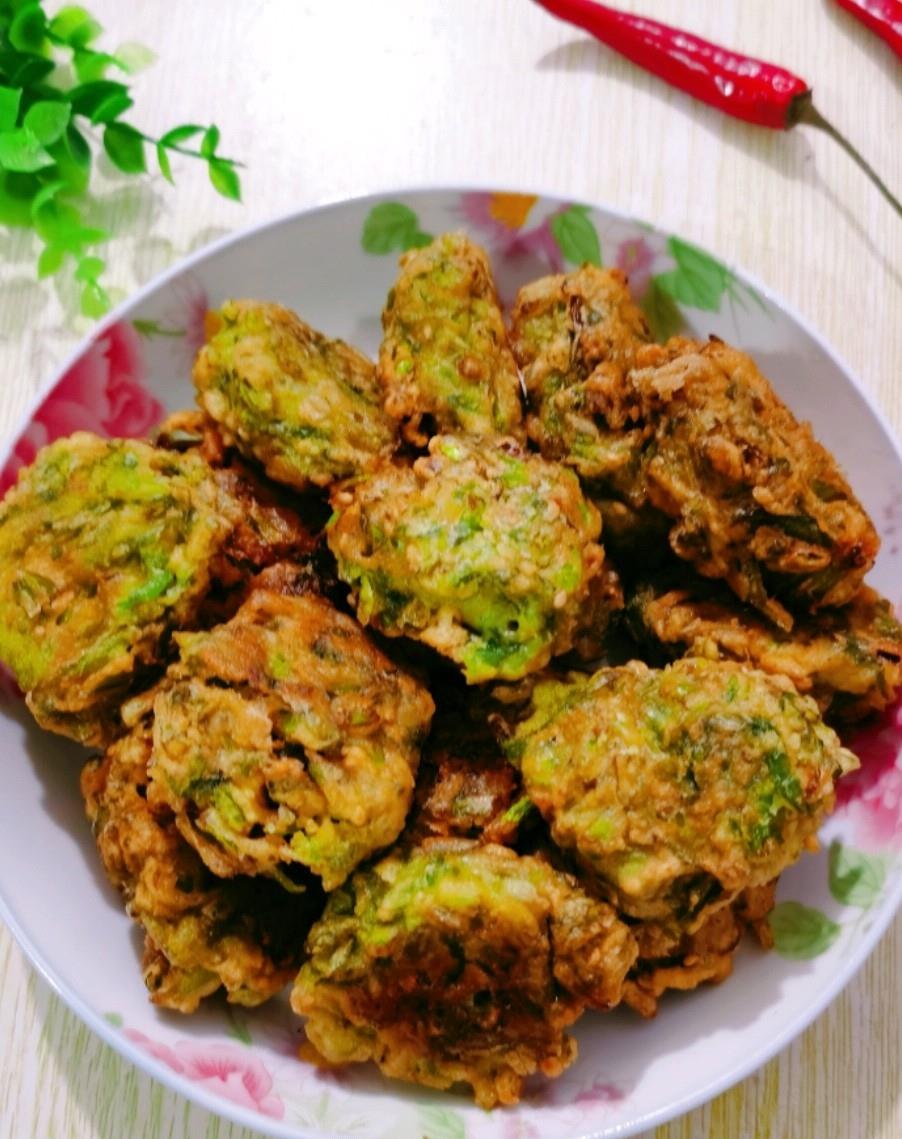 茼蒿丸子茼蒿是高水分,低热量的绿叶蔬菜,含有丰富的维生素,胡萝卜素