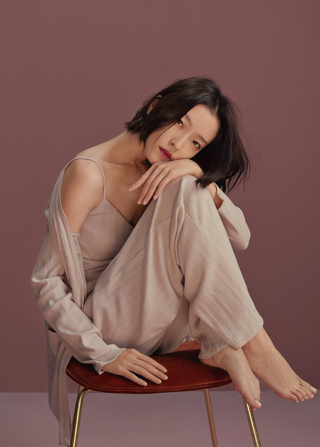 原创38岁杜鹃真敢穿无袖背心穿成纸片人这身材真让人心疼