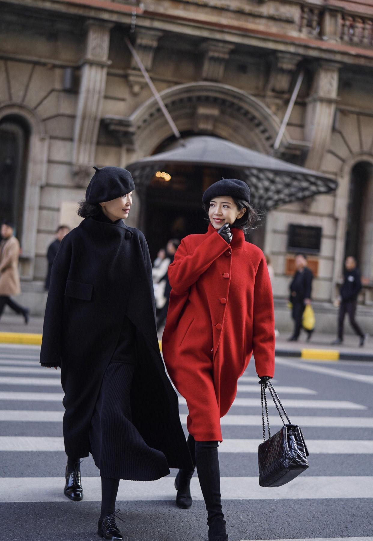 原创时尚博主三木穿搭火了绿色风衣配白裤温柔又温暖好美