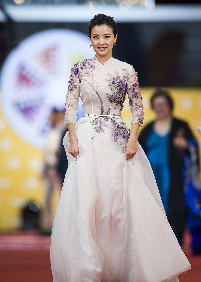 原创撒贝宁前女友越来越有气质穿红裙中间镂空显出高贵气度