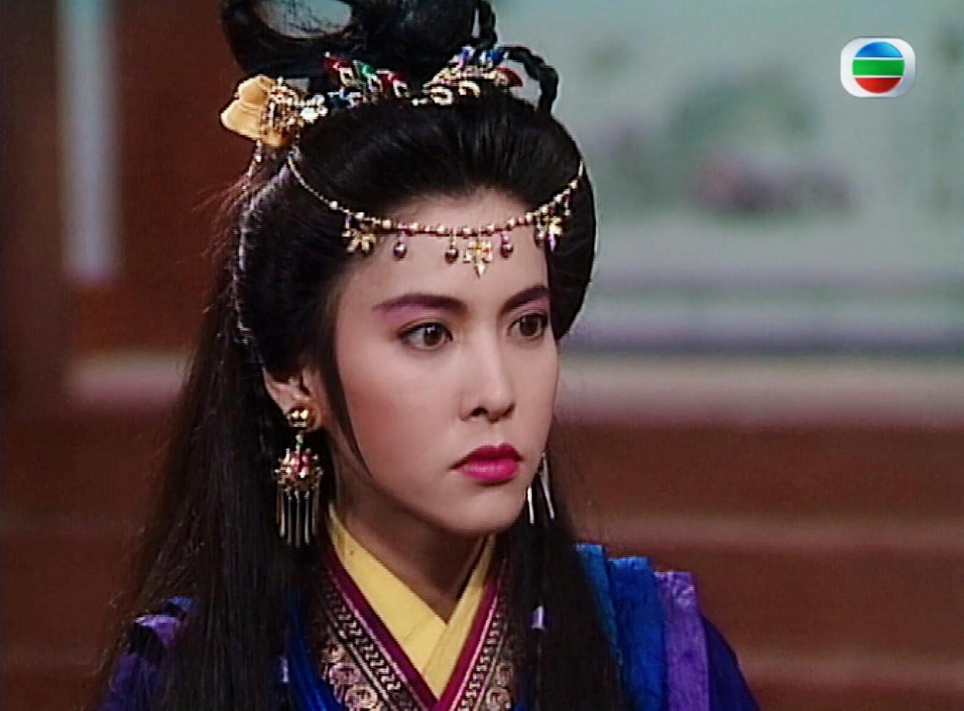 故事,26岁的李婉华在剧中饰演明教四大护教法王之首的紫衫龙王黛绮丝