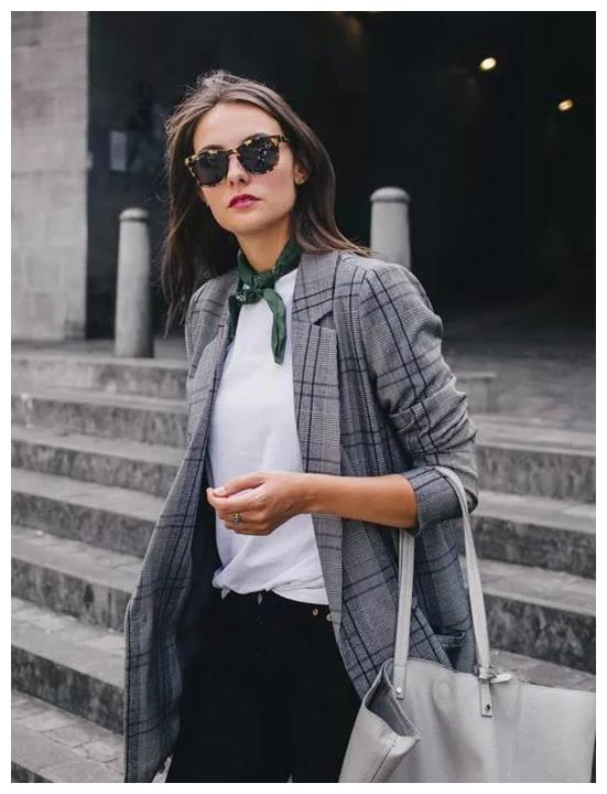 职场凹造型必备的丝巾,baby姚晨教你来穿,时髦指数飙升_西装_苏明玉