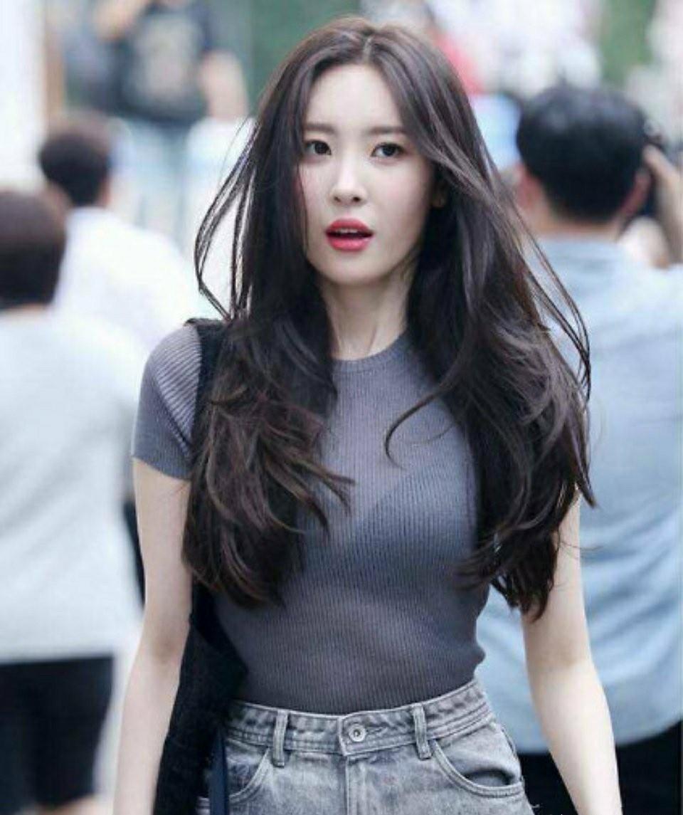 原创南韩第一腿精李宣美穿黑色裹身裙秀时尚凹凸身材让人羡慕