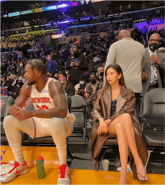 经常来湖人主场坐在詹姆斯身边看球的华裔美女是谁来头可不小