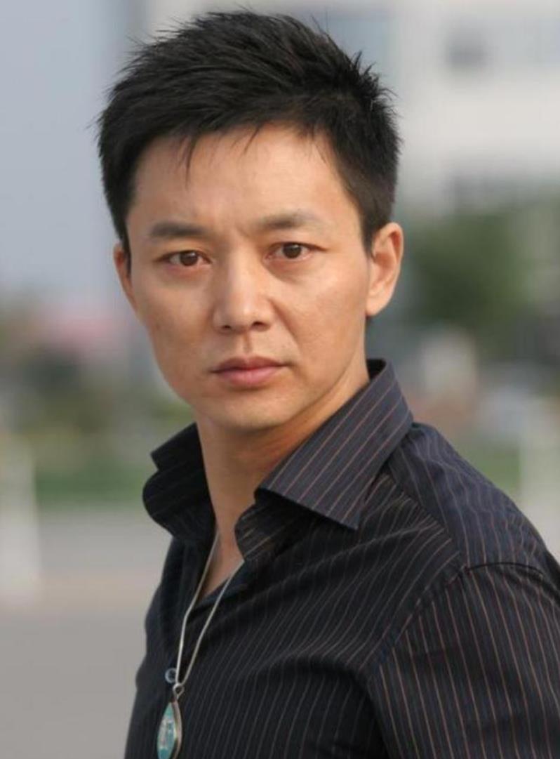 他和张嘉译是北影同学,得罪大佬后无戏可演,和胡歌