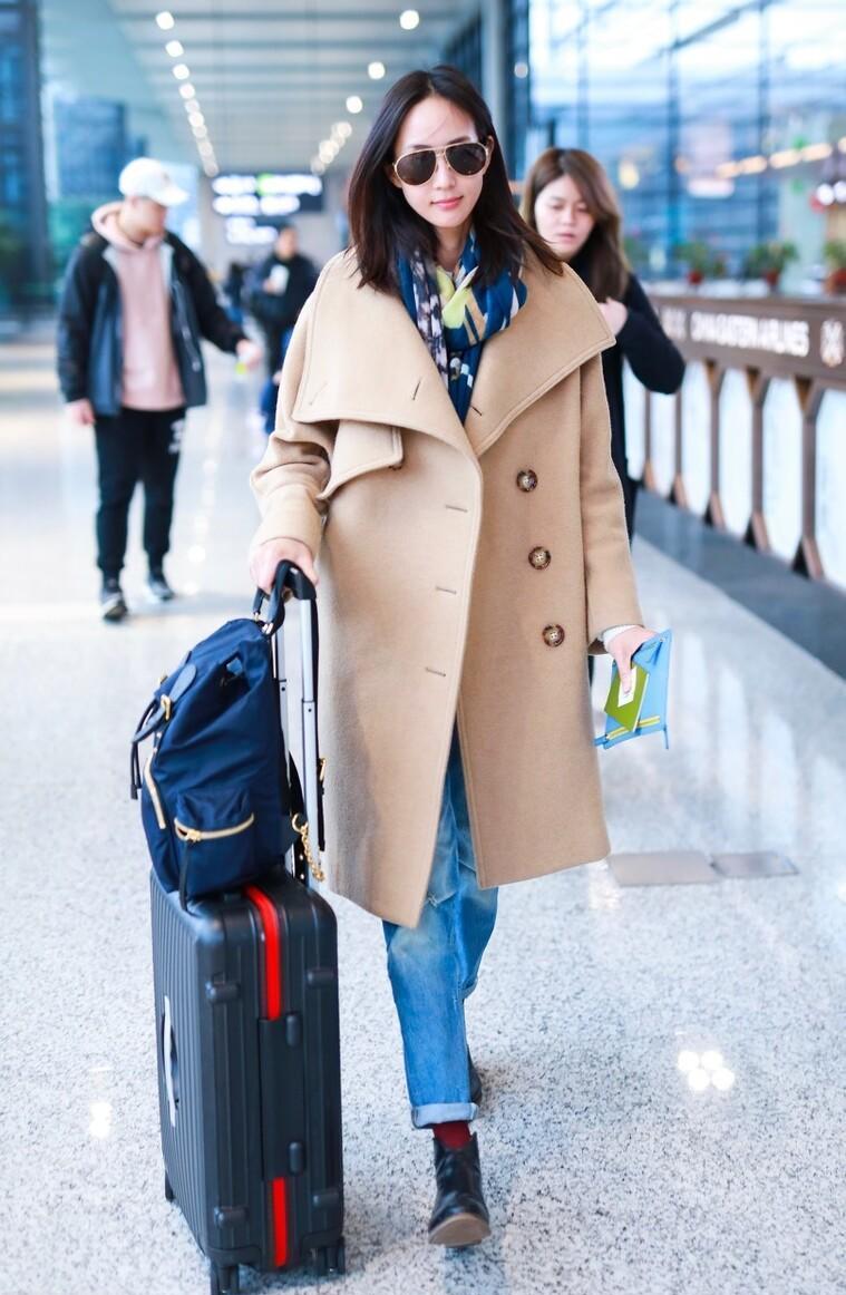 原创张钧甯不愧是健身达人穿浅卡其色大衣优雅高级骨感美抢镜