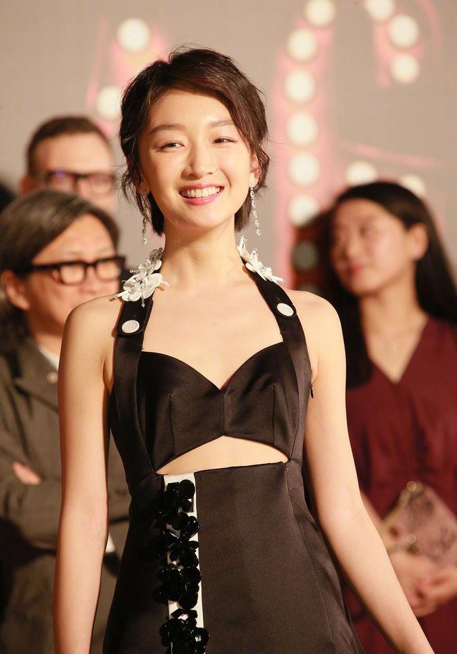 周冬雨太拼了,"纸片身材"还穿挂脖露胃裙,看着真像是发育不良_礼服_版