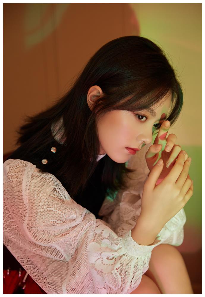 12月15日《国剧盛典》红地毯开幕,众多女明星红地毯造型备受瞩目.