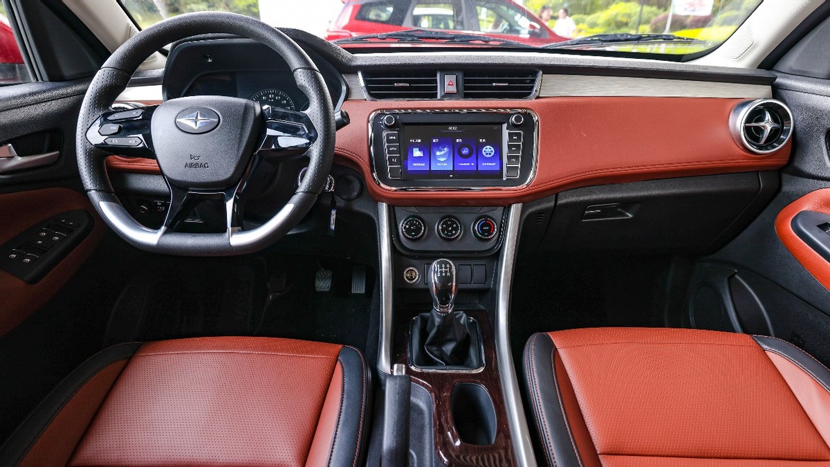 内饰部分同样是比较简单,但这种简单之中该有的东西也一样没落下.