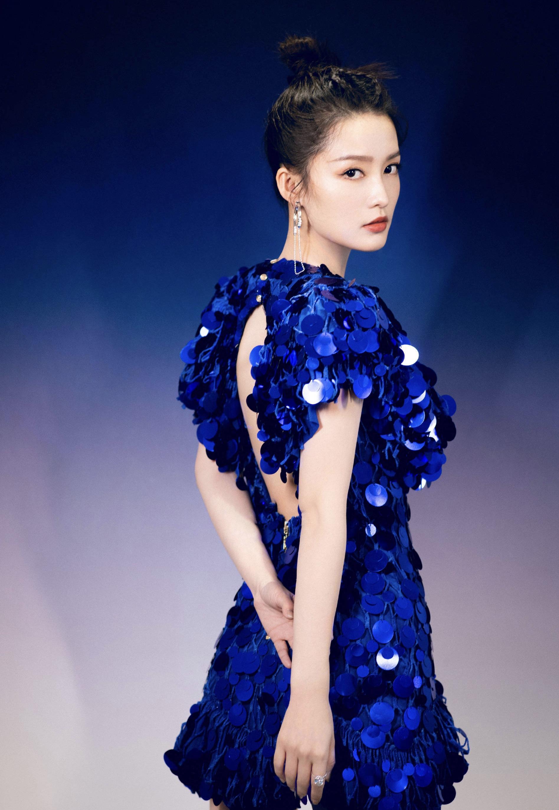 蓝色调让颜值一般的孟美岐乍然惊艳,舞台蓝色西装的王源更是清秀_毛衣