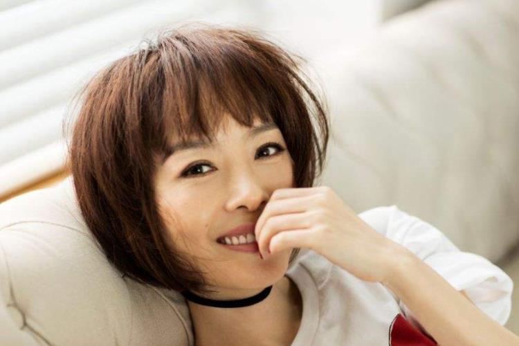 13岁时,鲁豫遇上了初恋男友朱雷,原本两人只是很好的朋友,等到他们一