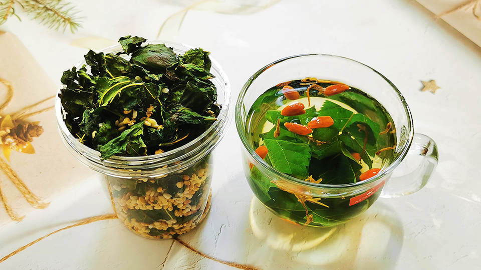 的大米倒入锅里,这样小火慢炒,直到把大米的水分炒干,再倒入桑叶,姜丝