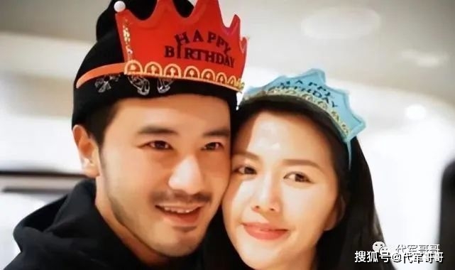 虽然在舞台上,谭维维一向霸气十足,但在陈亦飞面前,她永远是一副小鸟