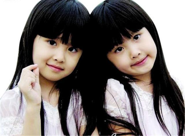 父母离婚,双胞胎一个妈妈养,一个爸爸养,18年后相聚差距太明显_孩子