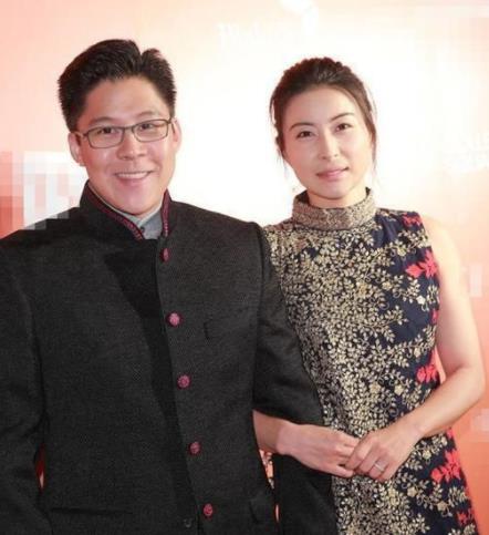 原创郭晶晶参加初恋王克楠葬礼陈若琳抱不平妻子抱4个月女儿痛哭