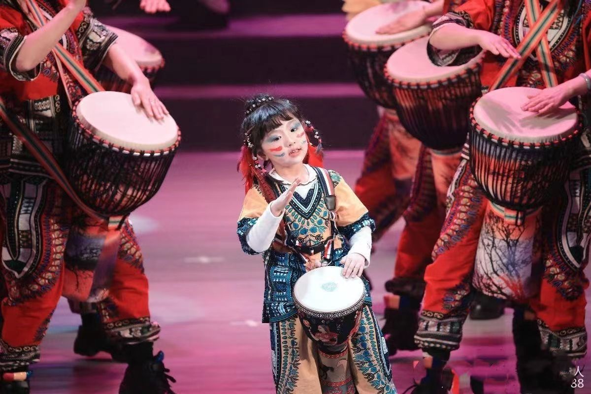 乐团第一代小鼓手-安悦莹(小宝)仪式上,新成立的宣传部,演出部的