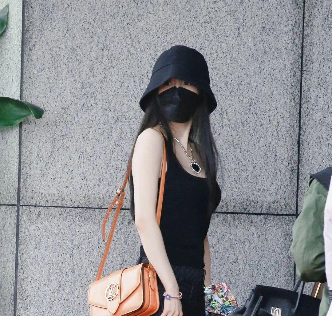 原创杨幂最近的时尚让人看不懂大热天戴毛线帽私服酷帅却毁在帽子