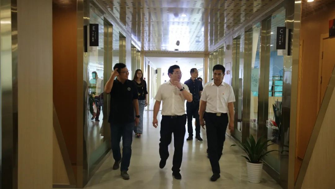 余杭区教育局局长徐伟龙一行莅临余杭区人工智能教育基地