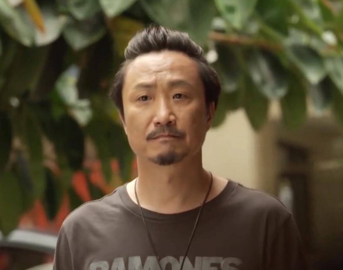 原创郑中基首办个人摄影展近照胡子拉碴扎小辫子祖孙三代皆爱摄影