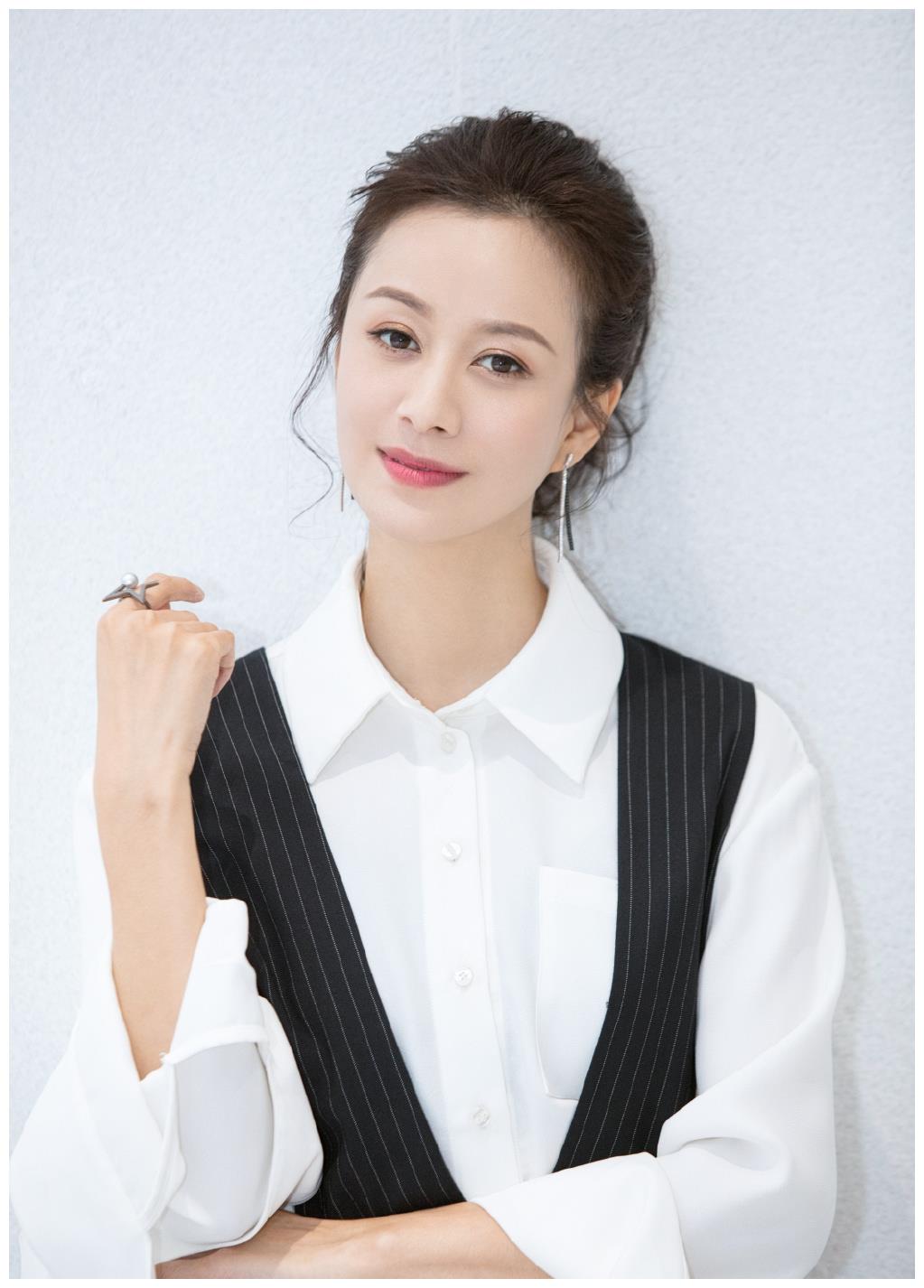 原创41岁倪虹洁终于火了一袭连衣裙美回祝无双少女发型真减龄