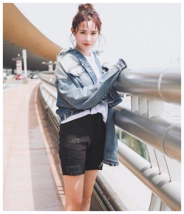 原创t恤束进裤子里已经不流行了彭小苒的三层塔穿法贼时髦